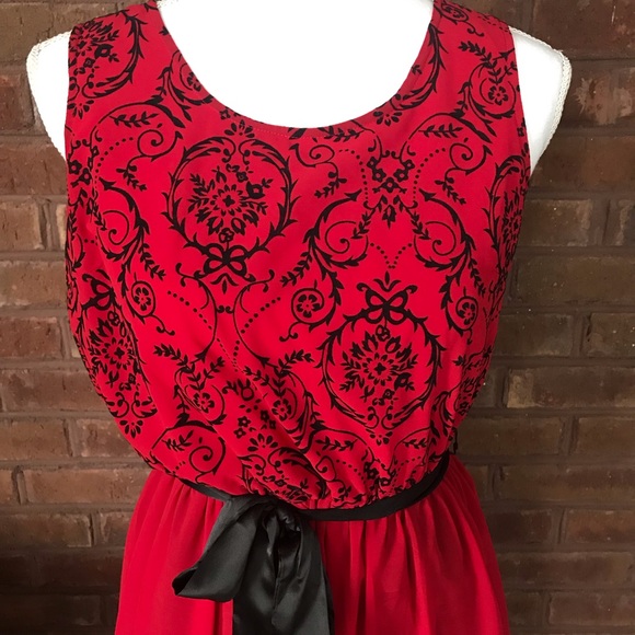 Doe & Rae Fit & Flare Dress Floral Detail - Picture 2 of 7